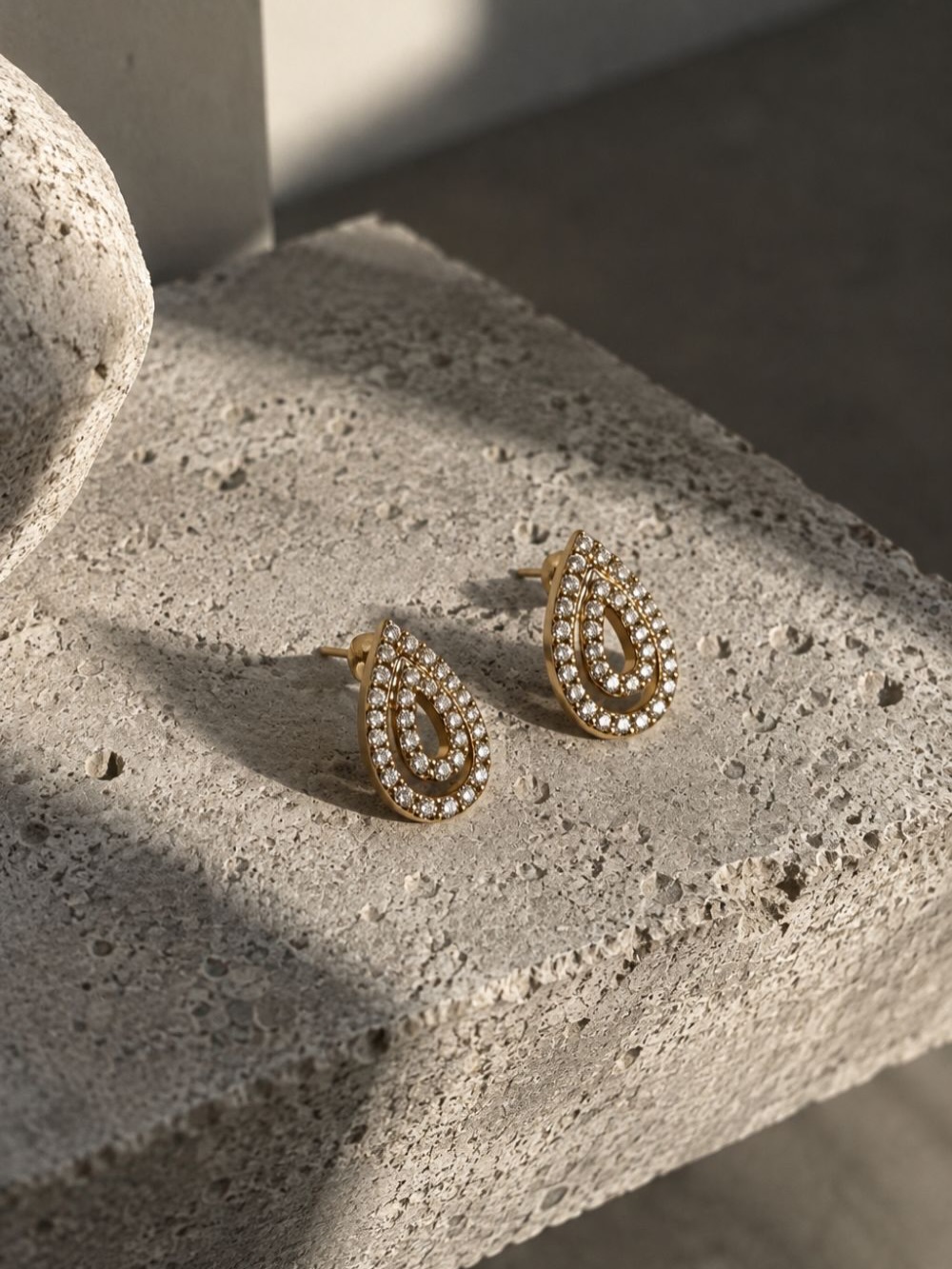 Luna Drop Earrings Χαρακτηριστικά Χρυσό μεταλλικό φινίρισμα Διακόσμηση με λαμπερά zircon Minimal σχέδιο σε σχήμα σταγόνας Ανθεκτικά στο χρόνο και στην καθημερινή χρήση Διαστάσεις: 1,5 cm Κούμπωμα καρφάκι Υλικό Stainless Steel  Υποαλλεργικό  Δεν μαυρίζει εύκολα Ανθεκτικό στη φθορά και την καθημερινή χρήση  Δεν σκουριάζει Διατηρεί τη λάμψη του για μεγάλο χρονικό διάστημα
