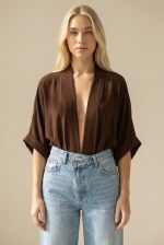 Το μακρύ καφέ crepe kimono είναι το απόλυτο κομμάτι για κομψά και ευέλικτα layering looks. Με χαλαρή γραμμή και αέρινη κίνηση, προσφέρει άνεση και στυλ σε κάθε εμφάνιση. Η μαλακή crepe υφή με non-iron ιδιότητα το καθιστά πρακτικό και ιδανικό για καθημερινή χρήση, ενώ τα φαρδιά 3/4 μανίκια προσθέτουν μία minimal αλλά elegant αισθητική. Μπορεί να φορεθεί τόσο ως kimono πάνω από outfit, όσο και ως μπλούζα για πιο σύγχρονα looks. Ένα versatile κομμάτι που αναβαθμίζει εύκολα κάθε σύνολο.  Styling Tips • Φόρεσέ το πάνω από φόρεμα για elegant layering • Συνδύασέ το με jeans και top για casual chic look • Κλείσε το και φόρεσέ το σαν μπλούζα για minimal outfit • Ιδανικό με σανδάλια ή heels για διαφορετικά styles