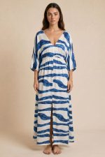 Σατινέ Μάξι Φόρεμα in Blue  Χαρακτηριστικά Προϊόντος • Satin μάξι φόρεμα • Εντυπωσιακό λαχούρι print • 3/4 μανίκια • Λάστιχο στη μέση • Άνοιγμα μπροστά • Πολύ λεπτό & δροσερό σατινέ ύφασμα • Ανάλαφρη εφαρμογή • Elegant κίνηση • Non iron – δεν χρειάζεται σιδέρωμα • One Size (καλύπτει έως 3XL)  Διαστάσεις • Στήθος: έως 125 cm • Μέση: έως 120 cm • Περιφέρεια: έως 135 cm • Μήκος: περίπου 138 cm Φροντίδα • Πλύσιμο στους 30°C • Δεν στύβεται • Φυσικό στέγνωμα • Non iron ύφασμα – δεν χρειάζεται σιδέρωμα