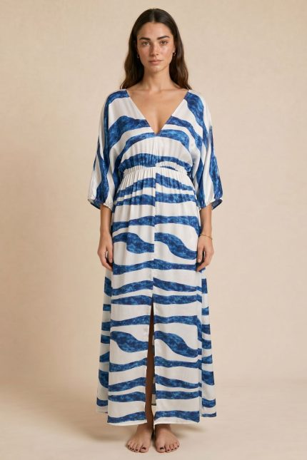 Σατινέ Μάξι Φόρεμα in Blue  Χαρακτηριστικά Προϊόντος • Satin μάξι φόρεμα • Εντυπωσιακό λαχούρι print • 3/4 μανίκια • Λάστιχο στη μέση • Άνοιγμα μπροστά • Πολύ λεπτό & δροσερό σατινέ ύφασμα • Ανάλαφρη εφαρμογή • Elegant κίνηση • Non iron – δεν χρειάζεται σιδέρωμα • One Size (καλύπτει έως 3XL)  Διαστάσεις • Στήθος: έως 125 cm • Μέση: έως 120 cm • Περιφέρεια: έως 135 cm • Μήκος: περίπου 138 cm Φροντίδα • Πλύσιμο στους 30°C • Δεν στύβεται • Φυσικό στέγνωμα • Non iron ύφασμα – δεν χρειάζεται σιδέρωμα