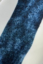 Σατινέ Μάξι Φόρεμα in Blue  Χαρακτηριστικά Προϊόντος • Satin μάξι φόρεμα • Εντυπωσιακό λαχούρι print • 3/4 μανίκια • Λάστιχο στη μέση • Άνοιγμα μπροστά • Πολύ λεπτό & δροσερό σατινέ ύφασμα • Ανάλαφρη εφαρμογή • Elegant κίνηση • Non iron – δεν χρειάζεται σιδέρωμα • One Size (καλύπτει έως 3XL)  Διαστάσεις • Στήθος: έως 125 cm • Μέση: έως 120 cm • Περιφέρεια: έως 135 cm • Μήκος: περίπου 138 cm Φροντίδα • Πλύσιμο στους 30°C • Δεν στύβεται • Φυσικό στέγνωμα • Non iron ύφασμα – δεν χρειάζεται σιδέρωμα