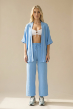 Ανακάλυψε το Crepe Kimono in Baby Blue με χαλαρή γραμμή και elegant στυλ. Φοριέται και ως μπλούζα. Ιδανικό για layering looks. Shop στο WhiteTie.gr