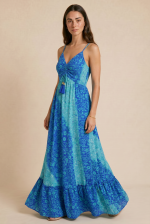 Το Anvi ART SILK Maxi Φόρεμα in Blue αποπνέει resort elegance με εντυπωσιακό print σε αποχρώσεις του μπλε και του turquoise. Η αέρινη maxi γραμμή του χαρίζει μοναδική κίνηση, ενώ το ανάλαφρο art silk ύφασμα προσφέρει δροσερή αίσθηση και άνεση όλη μέρα. Το μπούστο με σούρες και decorative φουντάκια αναδεικνύει θηλυκά το ντεκολτέ, ενώ οι λεπτές τιράντες και η άνετη εφαρμογή δημιουργούν effortless καλοκαιρινό look ιδανικό για διακοπές, νησί ή βραδινές εμφανίσεις. Styling Tip Συνδύασέ το με flat σανδάλια και oversized ψάθινη τσάντα για effortless island looks ή με χρυσά κοσμήματα και πλατφόρμες για elegant καλοκαιρινές βραδινές εμφανίσεις.