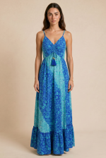 Το Anvi ART SILK Maxi Φόρεμα in Blue αποπνέει resort elegance με εντυπωσιακό print σε αποχρώσεις του μπλε και του turquoise. Η αέρινη maxi γραμμή του χαρίζει μοναδική κίνηση, ενώ το ανάλαφρο art silk ύφασμα προσφέρει δροσερή αίσθηση και άνεση όλη μέρα. Το μπούστο με σούρες και decorative φουντάκια αναδεικνύει θηλυκά το ντεκολτέ, ενώ οι λεπτές τιράντες και η άνετη εφαρμογή δημιουργούν effortless καλοκαιρινό look ιδανικό για διακοπές, νησί ή βραδινές εμφανίσεις. Styling Tip Συνδύασέ το με flat σανδάλια και oversized ψάθινη τσάντα για effortless island looks ή με χρυσά κοσμήματα και πλατφόρμες για elegant καλοκαιρινές βραδινές εμφανίσεις.