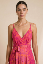 Gini Κρουαζέ Φόρεμα art silk Κωδικός: 1099  Χαρακτηριστικά Προϊόντος • Ύφασμα: 100% Art Silk • Υφή: Σατινέ, αέρινη και δροσερή • Γραμμή: Χαλαρή εφαρμογή • Σχέδιο: Κρουαζέ • Τελείωμα: Ασύμμετρο • Ραντάκια: Αυξομειώνονται • Πλάτη: Σφηκοφωλιά με λάστιχο για άνεση και καλύτερη εφαρμογή • Ιδιότητα: Non iron 📏 Διαστάσεις Φορέματος • Στήθος: έως 96 cm • Μέση: έως 98 cm • Περιφέρεια: έως 145 cm Οδηγίες Φροντίδας • Πλύσιμο στο χέρι ή στους 30°C • Όχι στύψιμο • Δεν χρειάζεται σιδέρωμα