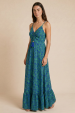 Anvi ART SILK Maxi Φόρεμα Κωδ: 1010sk Χαρακτηριστικά Προϊόντος • Υλικό: 100% Art Silk • Υφή: Ανάλαφρη, δροσερή και σατινέ • Γραμμή: Maxi με αέρινη εφαρμογή • Κόψιμο: Ασύμμετρο που κολακεύει τη σιλουέτα • Τιράντες: Ρυθμιζόμενες • Μπούστο: Με κορδόνι για καλύτερη εφαρμογή • Πλάτη: Σφηκοφωλιά με λάστιχο • Ιδιότητα: Non Iron  Διαστάσεις (One Size) • Στήθος: έως 96 cm • Μέση: έως 98 cm • Περιφέρεια: έως 145 cm  Οδηγίες Φροντίδας • Πλύσιμο στο χέρι ή στους 30°C • Χωρίς στύψιμο • Δεν απαιτεί σιδέρωμα (non iron)
