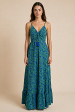 Anvi ART SILK Maxi Φόρεμα Κωδ: 1010sk Χαρακτηριστικά Προϊόντος • Υλικό: 100% Art Silk • Υφή: Ανάλαφρη, δροσερή και σατινέ • Γραμμή: Maxi με αέρινη εφαρμογή • Κόψιμο: Ασύμμετρο που κολακεύει τη σιλουέτα • Τιράντες: Ρυθμιζόμενες • Μπούστο: Με κορδόνι για καλύτερη εφαρμογή • Πλάτη: Σφηκοφωλιά με λάστιχο • Ιδιότητα: Non Iron  Διαστάσεις (One Size) • Στήθος: έως 96 cm • Μέση: έως 98 cm • Περιφέρεια: έως 145 cm  Οδηγίες Φροντίδας • Πλύσιμο στο χέρι ή στους 30°C • Χωρίς στύψιμο • Δεν απαιτεί σιδέρωμα (non iron)