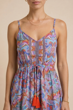 Anvi ART SILK Maxi Φόρεμα Κωδ: 1010sk Χαρακτηριστικά Προϊόντος • Υλικό: 100% Art Silk • Υφή: Ανάλαφρη, δροσερή και σατινέ • Γραμμή: Maxi με αέρινη εφαρμογή • Κόψιμο: Ασύμμετρο που κολακεύει τη σιλουέτα • Τιράντες: Ρυθμιζόμενες • Μπούστο: Με κορδόνι για καλύτερη εφαρμογή • Πλάτη: Σφηκοφωλιά με λάστιχο • Ιδιότητα: Non Iron  Διαστάσεις (One Size) • Στήθος: έως 96 cm • Μέση: έως 98 cm • Περιφέρεια: έως 145 cm  Οδηγίες Φροντίδας • Πλύσιμο στο χέρι ή στους 30°C • Χωρίς στύψιμο • Δεν απαιτεί σιδέρωμα (non iron)