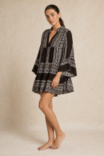Mini Boho Φόρεμα August in Brown Χαρακτηριστικά Προϊόντος • Mini boho φόρεμα με αέρινη και άνετη εφαρμογή • 100% Viscose ύφασμα • Ανάλαφρη, δροσερή και απαλή υφή • 3/4 φαρδιά μανίκια για άνεση και ελευθερία κινήσεων • Χαλαρή γραμμή που κολακεύει τη σιλουέτα • Ιδανικό για καθημερινές εμφανίσεις, διακοπές και καλοκαιρινές εξόδους • Κατάλληλο για ευαίσθητα δέρματα • One Size (καλύπτει έως XL) Διαστάσεις Μέγεθος Στήθος Μέση Περιφέρεια Μήκος One Size 110 cm 112 cm 150 cm 86 cm Σύνθεση • 100% Viscose Φροντίδα • Πλύσιμο στο χέρι ή στο πλυντήριο έως 30°C (ευαίσθητο πρόγραμμα) • Χωρίς στύψιμο • Φυσικό στέγνωμα • Σιδέρωμα σε χαμηλή θερμοκρασία αν χρειαστεί
