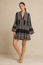 Mini Boho Φόρεμα August in Brown Χαρακτηριστικά Προϊόντος • Mini boho φόρεμα με αέρινη και άνετη εφαρμογή • 100% Viscose ύφασμα • Ανάλαφρη, δροσερή και απαλή υφή • 3/4 φαρδιά μανίκια για άνεση και ελευθερία κινήσεων • Χαλαρή γραμμή που κολακεύει τη σιλουέτα • Ιδανικό για καθημερινές εμφανίσεις, διακοπές και καλοκαιρινές εξόδους • Κατάλληλο για ευαίσθητα δέρματα • One Size (καλύπτει έως XL) Διαστάσεις Μέγεθος Στήθος Μέση Περιφέρεια Μήκος One Size 110 cm 112 cm 150 cm 86 cm Σύνθεση • 100% Viscose Φροντίδα • Πλύσιμο στο χέρι ή στο πλυντήριο έως 30°C (ευαίσθητο πρόγραμμα) • Χωρίς στύψιμο • Φυσικό στέγνωμα • Σιδέρωμα σε χαμηλή θερμοκρασία αν χρειαστεί