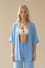 Ανακάλυψε το Crepe Kimono in Baby Blue με χαλαρή γραμμή και elegant στυλ. Φοριέται και ως μπλούζα. Ιδανικό για layering looks. Shop στο WhiteTie.gr