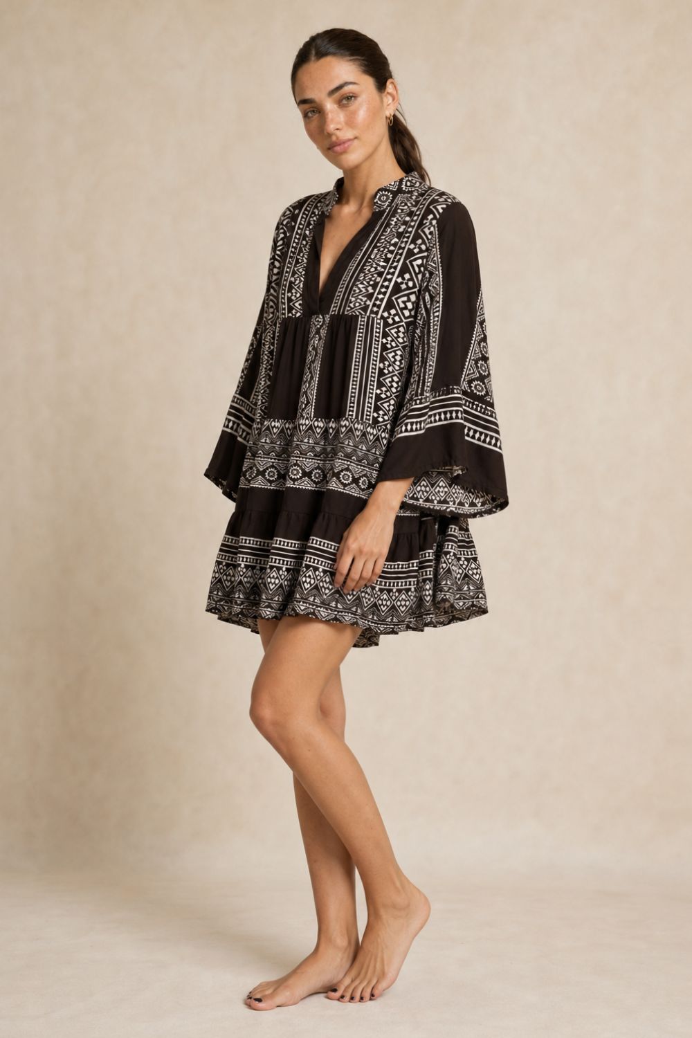 Mini Boho Φόρεμα August in Brown Χαρακτηριστικά Προϊόντος • Mini boho φόρεμα με αέρινη και άνετη εφαρμογή • 100% Viscose ύφασμα • Ανάλαφρη, δροσερή και απαλή υφή • 3/4 φαρδιά μανίκια για άνεση και ελευθερία κινήσεων • Χαλαρή γραμμή που κολακεύει τη σιλουέτα • Ιδανικό για καθημερινές εμφανίσεις, διακοπές και καλοκαιρινές εξόδους • Κατάλληλο για ευαίσθητα δέρματα • One Size (καλύπτει έως XL) Διαστάσεις Μέγεθος Στήθος Μέση Περιφέρεια Μήκος One Size 110 cm 112 cm 150 cm 86 cm Σύνθεση • 100% Viscose Φροντίδα • Πλύσιμο στο χέρι ή στο πλυντήριο έως 30°C (ευαίσθητο πρόγραμμα) • Χωρίς στύψιμο • Φυσικό στέγνωμα • Σιδέρωμα σε χαμηλή θερμοκρασία αν χρειαστεί
