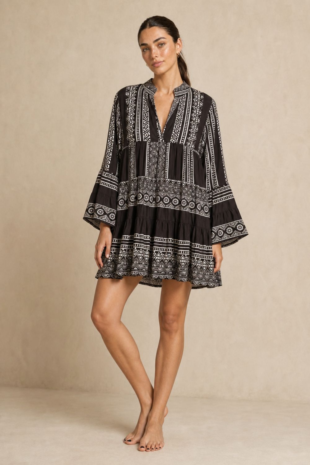 Mini Boho Φόρεμα August in Brown Χαρακτηριστικά Προϊόντος • Mini boho φόρεμα με αέρινη και άνετη εφαρμογή • 100% Viscose ύφασμα • Ανάλαφρη, δροσερή και απαλή υφή • 3/4 φαρδιά μανίκια για άνεση και ελευθερία κινήσεων • Χαλαρή γραμμή που κολακεύει τη σιλουέτα • Ιδανικό για καθημερινές εμφανίσεις, διακοπές και καλοκαιρινές εξόδους • Κατάλληλο για ευαίσθητα δέρματα • One Size (καλύπτει έως XL) Διαστάσεις Μέγεθος Στήθος Μέση Περιφέρεια Μήκος One Size 110 cm 112 cm 150 cm 86 cm Σύνθεση • 100% Viscose Φροντίδα • Πλύσιμο στο χέρι ή στο πλυντήριο έως 30°C (ευαίσθητο πρόγραμμα) • Χωρίς στύψιμο • Φυσικό στέγνωμα • Σιδέρωμα σε χαμηλή θερμοκρασία αν χρειαστεί
