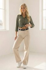 Το Πουκάμισο Sheer είναι η απόλυτη επιλογή για όσες αναζητούν συνδυασμό άνεσης και στυλ. Με την άνετη γραμμή και το ανάλαφρο crepe sheer ύφασμα, προσφέρει μοναδική αίσθηση στην αφή, ενώ παραμένει κομψό και ευέλικτο. Ιδανικό για καθημερινή χρήση, είτε στο γραφείο είτε σε casual εξόδους, προσαρμόζεται εύκολα στις ανάγκες κάθε εμφάνισης. Στυλιστική Συμβουλή: Φορέστε το με slim-fit παντελόνια ή pencil φούστα για ένα κομψό γραφείο look. Συνδυάστε το με τζιν και loafers για πιο χαλαρές, casual εμφανίσεις. Γιατί να το επιλέξετε: Το Πουκάμισο Sheer συνδυάζει τη μοντέρνα αισθητική με την πρακτικότητα. Είναι κατάλληλο για διαφορετικούς σωματότυπους και σας επιτρέπει να δημιουργήσετε εύκολα chic looks. Προσθέστε το στη συλλογή σας και ανανεώστε τη γκαρνταρόμπα σας με μια κομψή και διαχρονική επιλογή!