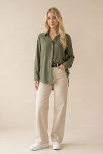 Το Πουκάμισο Sheer είναι η απόλυτη επιλογή για όσες αναζητούν συνδυασμό άνεσης και στυλ. Με την άνετη γραμμή και το ανάλαφρο crepe sheer ύφασμα, προσφέρει μοναδική αίσθηση στην αφή, ενώ παραμένει κομψό και ευέλικτο. Ιδανικό για καθημερινή χρήση, είτε στο γραφείο είτε σε casual εξόδους, προσαρμόζεται εύκολα στις ανάγκες κάθε εμφάνισης. Στυλιστική Συμβουλή: Φορέστε το με slim-fit παντελόνια ή pencil φούστα για ένα κομψό γραφείο look. Συνδυάστε το με τζιν και loafers για πιο χαλαρές, casual εμφανίσεις. Γιατί να το επιλέξετε: Το Πουκάμισο Sheer συνδυάζει τη μοντέρνα αισθητική με την πρακτικότητα. Είναι κατάλληλο για διαφορετικούς σωματότυπους και σας επιτρέπει να δημιουργήσετε εύκολα chic looks. Προσθέστε το στη συλλογή σας και ανανεώστε τη γκαρνταρόμπα σας με μια κομψή και διαχρονική επιλογή!