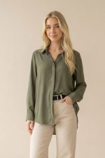 Το Πουκάμισο Sheer είναι η απόλυτη επιλογή για όσες αναζητούν συνδυασμό άνεσης και στυλ. Με την άνετη γραμμή και το ανάλαφρο crepe sheer ύφασμα, προσφέρει μοναδική αίσθηση στην αφή, ενώ παραμένει κομψό και ευέλικτο. Ιδανικό για καθημερινή χρήση, είτε στο γραφείο είτε σε casual εξόδους, προσαρμόζεται εύκολα στις ανάγκες κάθε εμφάνισης. Στυλιστική Συμβουλή: Φορέστε το με slim-fit παντελόνια ή pencil φούστα για ένα κομψό γραφείο look. Συνδυάστε το με τζιν και loafers για πιο χαλαρές, casual εμφανίσεις. Γιατί να το επιλέξετε: Το Πουκάμισο Sheer συνδυάζει τη μοντέρνα αισθητική με την πρακτικότητα. Είναι κατάλληλο για διαφορετικούς σωματότυπους και σας επιτρέπει να δημιουργήσετε εύκολα chic looks. Προσθέστε το στη συλλογή σας και ανανεώστε τη γκαρνταρόμπα σας με μια κομψή και διαχρονική επιλογή!