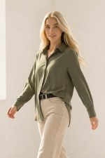 Το Πουκάμισο Sheer είναι η απόλυτη επιλογή για όσες αναζητούν συνδυασμό άνεσης και στυλ. Με την άνετη γραμμή και το ανάλαφρο crepe sheer ύφασμα, προσφέρει μοναδική αίσθηση στην αφή, ενώ παραμένει κομψό και ευέλικτο. Ιδανικό για καθημερινή χρήση, είτε στο γραφείο είτε σε casual εξόδους, προσαρμόζεται εύκολα στις ανάγκες κάθε εμφάνισης. Στυλιστική Συμβουλή: Φορέστε το με slim-fit παντελόνια ή pencil φούστα για ένα κομψό γραφείο look. Συνδυάστε το με τζιν και loafers για πιο χαλαρές, casual εμφανίσεις. Γιατί να το επιλέξετε: Το Πουκάμισο Sheer συνδυάζει τη μοντέρνα αισθητική με την πρακτικότητα. Είναι κατάλληλο για διαφορετικούς σωματότυπους και σας επιτρέπει να δημιουργήσετε εύκολα chic looks. Προσθέστε το στη συλλογή σας και ανανεώστε τη γκαρνταρόμπα σας με μια κομψή και διαχρονική επιλογή!