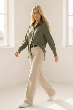 Το Πουκάμισο Sheer είναι η απόλυτη επιλογή για όσες αναζητούν συνδυασμό άνεσης και στυλ. Με την άνετη γραμμή και το ανάλαφρο crepe sheer ύφασμα, προσφέρει μοναδική αίσθηση στην αφή, ενώ παραμένει κομψό και ευέλικτο. Ιδανικό για καθημερινή χρήση, είτε στο γραφείο είτε σε casual εξόδους, προσαρμόζεται εύκολα στις ανάγκες κάθε εμφάνισης. Στυλιστική Συμβουλή: Φορέστε το με slim-fit παντελόνια ή pencil φούστα για ένα κομψό γραφείο look. Συνδυάστε το με τζιν και loafers για πιο χαλαρές, casual εμφανίσεις. Γιατί να το επιλέξετε: Το Πουκάμισο Sheer συνδυάζει τη μοντέρνα αισθητική με την πρακτικότητα. Είναι κατάλληλο για διαφορετικούς σωματότυπους και σας επιτρέπει να δημιουργήσετε εύκολα chic looks. Προσθέστε το στη συλλογή σας και ανανεώστε τη γκαρνταρόμπα σας με μια κομψή και διαχρονική επιλογή!