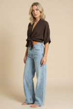 Crepe Kimono in Brown κωδ: 6040 Χαρακτηριστικά: Μέγεθος: One Size, καλύπτει εως 2xl κατάλληλο για περιφέρεια στήθους έως 125 cm. Γραμμή: Μακριά, χαλαρή εφαρμογή για άνετο layering. Σχέδιο: Φαρδιά μανίκια 3/4 και κλασικές λεπτομέρειες που προσδίδουν κομψότητα. Υφή: Μαλακη crepe σύνθεση Non iron Φοριεται και σαν μπλούζα Οδηγίες Φροντίδας: Πλύσιμο: Στους 30°C για τη διατήρηση της απαλότητας και της ποιότητας. Στύψιμο: Αποφύγετε τη χρήση στεγνωτηρίου ή στύψιμο για μακροχρόνια αντοχή.