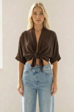 Crepe Kimono in Brown κωδ: 6040 Χαρακτηριστικά: Μέγεθος: One Size, καλύπτει εως 2xl κατάλληλο για περιφέρεια στήθους έως 125 cm. Γραμμή: Μακριά, χαλαρή εφαρμογή για άνετο layering. Σχέδιο: Φαρδιά μανίκια 3/4 και κλασικές λεπτομέρειες που προσδίδουν κομψότητα. Υφή: Μαλακη crepe σύνθεση Non iron Φοριεται και σαν μπλούζα Οδηγίες Φροντίδας: Πλύσιμο: Στους 30°C για τη διατήρηση της απαλότητας και της ποιότητας. Στύψιμο: Αποφύγετε τη χρήση στεγνωτηρίου ή στύψιμο για μακροχρόνια αντοχή.