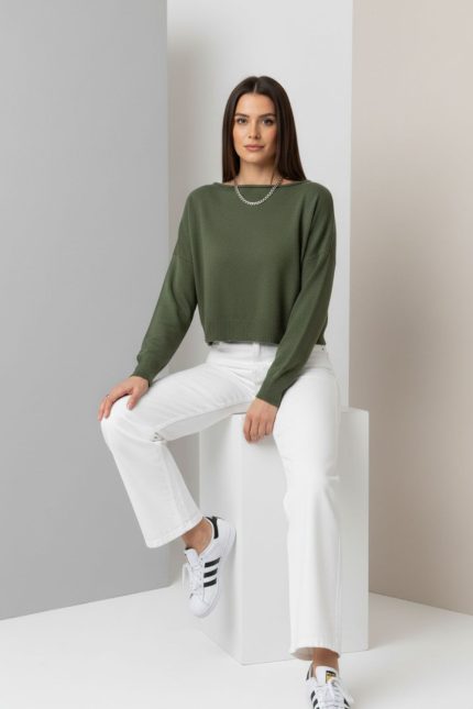 Το Crop Soft Sweater in Khaki. Η απαλή fluffy υφή από viscose το καθιστά εξαιρετικά μαλακό, υποαλλεργικό και κατάλληλο για ευαίσθητο δέρμα