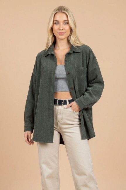 Zen Oversized Κοτλέ Shirt in Khaki Κωδικός: 90SHIRT Χαρακτηριστικά Προϊόντος: Εφαρμογή: Oversized, One Size που καλύπτει έως X-Large (Περιφέρεια στήθους έως 115cm). Γραμμή: Χαλαρή, ιδανική για άνεση και layering. Υλικό: Κοτλέ ύφασμα με απαλή υφή, που προσφέρει ζεστασιά και κομψότητα. Πολυχρηστικότητα: Φοριέται και ως πουκάμισο ή ελαφρύ τζάκετ, προσφέροντας ευελιξία σε κάθε εμφάνιση. Οδηγίες Φροντίδας: Πλύσιμο: Στο πλυντήριο στους 30°C. Αποφυγή: Μην το στύβετε. Σιδέρωμα: Σε χαμηλή θερμοκρασία για την προστασία του υφάσματος.