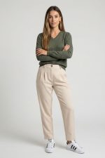 Irene sweater σε khaki με V λαιμόκοψη. Απαλό viscose & modal, φαρδιά γραμμή, κατάλληλο για ευαίσθητα δέρματα. Minimal chic knit.