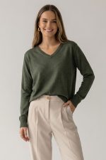Irene sweater σε khaki με V λαιμόκοψη. Απαλό viscose & modal, φαρδιά γραμμή, κατάλληλο για ευαίσθητα δέρματα. Minimal chic knit.