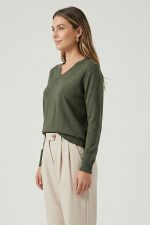 Irene sweater σε khaki με V λαιμόκοψη. Απαλό viscose & modal, φαρδιά γραμμή, κατάλληλο για ευαίσθητα δέρματα. Minimal chic knit.