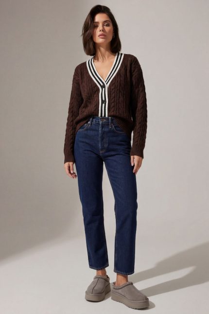 GNT Knitted Cardigan in Brown με πλέξη κοτσίδα και κουμπιά. Crop fit, One Size έως Large Plus. Cozy knit για modern layering.