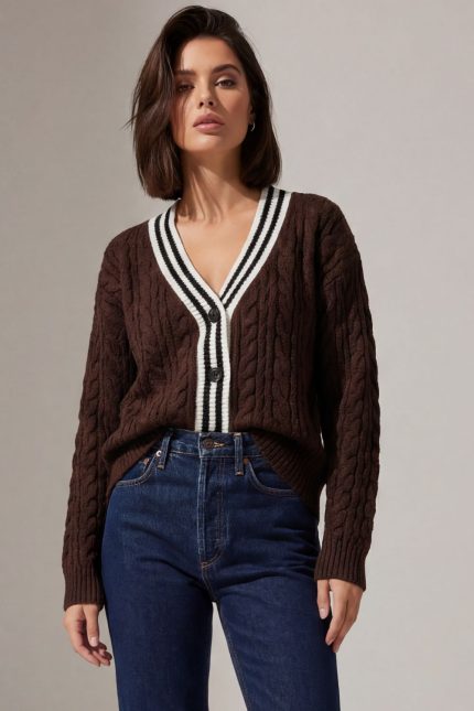 GNT Knitted Cardigan in Brown με πλέξη κοτσίδα και κουμπιά. Crop fit, One Size έως Large Plus. Cozy knit για modern layering.