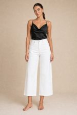 Draped Satin Cami Top Κωδικός: 17096 Χαρακτηριστικά Προϊόντος • Satin cami top με κομψή draped λαιμόκοψη • Σατινέ ύφασμα με ανάλαφρη και δροσερή αίσθηση • Κανονική προς χαλαρή εφαρμογή • Ρυθμιζόμενες λεπτές τιράντες • Διπλής όψης – φοριέται και από την πίσω πλευρά για διαφορετικά looks • Πολύ εύκολο στο styling από το πρωί έως το βράδυ • Δεν διαφανίζει • Non Iron ύφασμα • One Size (καλύπτει έως L/XL) Διαστάσεις Μέγεθος Στήθος Μέση Περιφέρεια One Size 94 cm 106 cm 108 cm Φροντίδα • Πλύσιμο έως 30°C • Χωρίς στύψιμο • Φυσικό στέγνωμα • Δεν χρειάζεται σιδέρωμα (Non Iron)