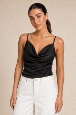 Draped Satin Cami Top Κωδικός: 17096 Χαρακτηριστικά Προϊόντος • Satin cami top με κομψή draped λαιμόκοψη • Σατινέ ύφασμα με ανάλαφρη και δροσερή αίσθηση • Κανονική προς χαλαρή εφαρμογή • Ρυθμιζόμενες λεπτές τιράντες • Διπλής όψης – φοριέται και από την πίσω πλευρά για διαφορετικά looks • Πολύ εύκολο στο styling από το πρωί έως το βράδυ • Δεν διαφανίζει • Non Iron ύφασμα • One Size (καλύπτει έως L/XL) Διαστάσεις Μέγεθος Στήθος Μέση Περιφέρεια One Size 94 cm 106 cm 108 cm Φροντίδα • Πλύσιμο έως 30°C • Χωρίς στύψιμο • Φυσικό στέγνωμα • Δεν χρειάζεται σιδέρωμα (Non Iron)