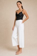 Draped Satin Cami Top Κωδικός: 17096 Χαρακτηριστικά Προϊόντος • Satin cami top με κομψή draped λαιμόκοψη • Σατινέ ύφασμα με ανάλαφρη και δροσερή αίσθηση • Κανονική προς χαλαρή εφαρμογή • Ρυθμιζόμενες λεπτές τιράντες • Διπλής όψης – φοριέται και από την πίσω πλευρά για διαφορετικά looks • Πολύ εύκολο στο styling από το πρωί έως το βράδυ • Δεν διαφανίζει • Non Iron ύφασμα • One Size (καλύπτει έως L/XL) Διαστάσεις Μέγεθος Στήθος Μέση Περιφέρεια One Size 94 cm 106 cm 108 cm Φροντίδα • Πλύσιμο έως 30°C • Χωρίς στύψιμο • Φυσικό στέγνωμα • Δεν χρειάζεται σιδέρωμα (Non Iron)