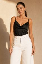 Draped Satin Cami Top Κωδικός: 17096 Χαρακτηριστικά Προϊόντος • Satin cami top με κομψή draped λαιμόκοψη • Σατινέ ύφασμα με ανάλαφρη και δροσερή αίσθηση • Κανονική προς χαλαρή εφαρμογή • Ρυθμιζόμενες λεπτές τιράντες • Διπλής όψης – φοριέται και από την πίσω πλευρά για διαφορετικά looks • Πολύ εύκολο στο styling από το πρωί έως το βράδυ • Δεν διαφανίζει • Non Iron ύφασμα • One Size (καλύπτει έως L/XL) Διαστάσεις Μέγεθος Στήθος Μέση Περιφέρεια One Size 94 cm 106 cm 108 cm Φροντίδα • Πλύσιμο έως 30°C • Χωρίς στύψιμο • Φυσικό στέγνωμα • Δεν χρειάζεται σιδέρωμα (Non Iron)
