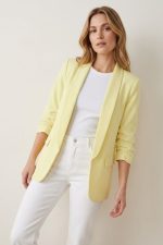 Jackie Jacket in yellow με μαλακή εσωτερική επένδυση και άνετη εφαρμογή. Minimal jacket για καθημερινά looks, ιδανικό για layering και εύκολη φροντίδα