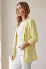 Jackie Jacket in yellow με μαλακή εσωτερική επένδυση και άνετη εφαρμογή. Minimal jacket για καθημερινά looks, ιδανικό για layering και εύκολη φροντίδα