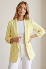 Jackie Jacket in yellow με μαλακή εσωτερική επένδυση και άνετη εφαρμογή. Minimal jacket για καθημερινά looks, ιδανικό για layering και εύκολη φροντίδα