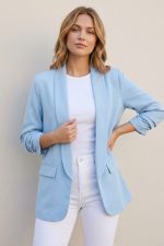 Jackie Jacket σε baby blue με μαλακή εσωτερική επένδυση και άνετη εφαρμογή. Minimal jacket για καθημερινά looks, ιδανικό για layering και εύκολη φροντίδα