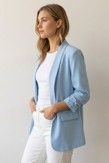 Jackie Jacket σε baby blue με μαλακή εσωτερική επένδυση και άνετη εφαρμογή. Minimal jacket για καθημερινά looks, ιδανικό για layering και εύκολη φροντίδα