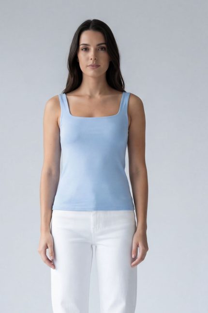 Viscose tank top σε baby blue με φαρδιά ράντα. Super μαλακό, δροσερό και άνετο, ιδανικό για καθημερινή ή εσωτερική χρήση. One size , basic κομμάτι.