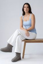 Viscose tank top σε baby blue με φαρδιά ράντα. Super μαλακό, δροσερό και άνετο, ιδανικό για καθημερινή ή εσωτερική χρήση. One size , basic κομμάτι.