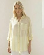 Το Viscose Oversized Πουκάμισο σε απαλή κίτρινη απόχρωση είναι το απόλυτο must-have κομμάτι για άνετα και κομψά everyday looks. Η oversized γραμμή του προσφέρει ελευθερία κινήσεων και χαλαρή εφαρμογή, ιδανική για layering αλλά και για να φορεθεί μόνο του. Το ύφασμα από εξαιρετικά μαλακή και ελαφριά viscose “αναπνέει”, χαρίζοντας δροσερή αίσθηση στο σώμα. Είναι κατάλληλο ακόμη και για ευαίσθητα ή αλλεργικά δέρματα, χάρη στην απαλή του υφή. Φοριέται ως κλασικό πουκάμισο, ανοιχτό σαν ελαφρύ jacket ή δεμένο στη μέση για πιο μοντέρνο αποτέλεσμα. Το roll-up μανίκι προσθέτει πρακτικότητα και effortless χαρακτήρα. Ιδανικό για casual, office αλλά και resort εμφανίσεις. Styling Tip Συνδύασέ το με λευκό wide leg παντελόνι ή denim για φωτεινό minimal look. Φόρεσέ το ανοιχτό πάνω από tank top ή κορμάκι για relaxed layering, ενώ με belt στη μέση δημιουργεί πιο θηλυκή σιλουέτα.