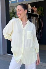 Το Viscose Oversized Πουκάμισο σε απαλή κίτρινη απόχρωση είναι το απόλυτο must-have κομμάτι για άνετα και κομψά everyday looks. Η oversized γραμμή του προσφέρει ελευθερία κινήσεων και χαλαρή εφαρμογή, ιδανική για layering αλλά και για να φορεθεί μόνο του. Το ύφασμα από εξαιρετικά μαλακή και ελαφριά viscose “αναπνέει”, χαρίζοντας δροσερή αίσθηση στο σώμα. Είναι κατάλληλο ακόμη και για ευαίσθητα ή αλλεργικά δέρματα, χάρη στην απαλή του υφή. Φοριέται ως κλασικό πουκάμισο, ανοιχτό σαν ελαφρύ jacket ή δεμένο στη μέση για πιο μοντέρνο αποτέλεσμα. Το roll-up μανίκι προσθέτει πρακτικότητα και effortless χαρακτήρα. Ιδανικό για casual, office αλλά και resort εμφανίσεις. Styling Tip Συνδύασέ το με λευκό wide leg παντελόνι ή denim για φωτεινό minimal look. Φόρεσέ το ανοιχτό πάνω από tank top ή κορμάκι για relaxed layering, ενώ με belt στη μέση δημιουργεί πιο θηλυκή σιλουέτα.