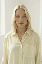 Το Viscose Oversized Πουκάμισο σε απαλή κίτρινη απόχρωση είναι το απόλυτο must-have κομμάτι για άνετα και κομψά everyday looks. Η oversized γραμμή του προσφέρει ελευθερία κινήσεων και χαλαρή εφαρμογή, ιδανική για layering αλλά και για να φορεθεί μόνο του. Το ύφασμα από εξαιρετικά μαλακή και ελαφριά viscose “αναπνέει”, χαρίζοντας δροσερή αίσθηση στο σώμα. Είναι κατάλληλο ακόμη και για ευαίσθητα ή αλλεργικά δέρματα, χάρη στην απαλή του υφή. Φοριέται ως κλασικό πουκάμισο, ανοιχτό σαν ελαφρύ jacket ή δεμένο στη μέση για πιο μοντέρνο αποτέλεσμα. Το roll-up μανίκι προσθέτει πρακτικότητα και effortless χαρακτήρα. Ιδανικό για casual, office αλλά και resort εμφανίσεις. Styling Tip Συνδύασέ το με λευκό wide leg παντελόνι ή denim για φωτεινό minimal look. Φόρεσέ το ανοιχτό πάνω από tank top ή κορμάκι για relaxed layering, ενώ με belt στη μέση δημιουργεί πιο θηλυκή σιλουέτα.