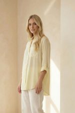 Το Viscose Oversized Πουκάμισο σε απαλή κίτρινη απόχρωση είναι το απόλυτο must-have κομμάτι για άνετα και κομψά everyday looks. Η oversized γραμμή του προσφέρει ελευθερία κινήσεων και χαλαρή εφαρμογή, ιδανική για layering αλλά και για να φορεθεί μόνο του. Το ύφασμα από εξαιρετικά μαλακή και ελαφριά viscose “αναπνέει”, χαρίζοντας δροσερή αίσθηση στο σώμα. Είναι κατάλληλο ακόμη και για ευαίσθητα ή αλλεργικά δέρματα, χάρη στην απαλή του υφή. Φοριέται ως κλασικό πουκάμισο, ανοιχτό σαν ελαφρύ jacket ή δεμένο στη μέση για πιο μοντέρνο αποτέλεσμα. Το roll-up μανίκι προσθέτει πρακτικότητα και effortless χαρακτήρα. Ιδανικό για casual, office αλλά και resort εμφανίσεις. Styling Tip Συνδύασέ το με λευκό wide leg παντελόνι ή denim για φωτεινό minimal look. Φόρεσέ το ανοιχτό πάνω από tank top ή κορμάκι για relaxed layering, ενώ με belt στη μέση δημιουργεί πιο θηλυκή σιλουέτα.