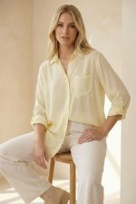 Το Viscose Oversized Πουκάμισο σε απαλή κίτρινη απόχρωση είναι το απόλυτο must-have κομμάτι για άνετα και κομψά everyday looks. Η oversized γραμμή του προσφέρει ελευθερία κινήσεων και χαλαρή εφαρμογή, ιδανική για layering αλλά και για να φορεθεί μόνο του. Το ύφασμα από εξαιρετικά μαλακή και ελαφριά viscose “αναπνέει”, χαρίζοντας δροσερή αίσθηση στο σώμα. Είναι κατάλληλο ακόμη και για ευαίσθητα ή αλλεργικά δέρματα, χάρη στην απαλή του υφή. Φοριέται ως κλασικό πουκάμισο, ανοιχτό σαν ελαφρύ jacket ή δεμένο στη μέση για πιο μοντέρνο αποτέλεσμα. Το roll-up μανίκι προσθέτει πρακτικότητα και effortless χαρακτήρα. Ιδανικό για casual, office αλλά και resort εμφανίσεις. Styling Tip Συνδύασέ το με λευκό wide leg παντελόνι ή denim για φωτεινό minimal look. Φόρεσέ το ανοιχτό πάνω από tank top ή κορμάκι για relaxed layering, ενώ με belt στη μέση δημιουργεί πιο θηλυκή σιλουέτα.