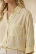 Το Viscose Oversized Πουκάμισο σε απαλή κίτρινη απόχρωση είναι το απόλυτο must-have κομμάτι για άνετα και κομψά everyday looks. Η oversized γραμμή του προσφέρει ελευθερία κινήσεων και χαλαρή εφαρμογή, ιδανική για layering αλλά και για να φορεθεί μόνο του. Το ύφασμα από εξαιρετικά μαλακή και ελαφριά viscose “αναπνέει”, χαρίζοντας δροσερή αίσθηση στο σώμα. Είναι κατάλληλο ακόμη και για ευαίσθητα ή αλλεργικά δέρματα, χάρη στην απαλή του υφή. Φοριέται ως κλασικό πουκάμισο, ανοιχτό σαν ελαφρύ jacket ή δεμένο στη μέση για πιο μοντέρνο αποτέλεσμα. Το roll-up μανίκι προσθέτει πρακτικότητα και effortless χαρακτήρα. Ιδανικό για casual, office αλλά και resort εμφανίσεις. Styling Tip Συνδύασέ το με λευκό wide leg παντελόνι ή denim για φωτεινό minimal look. Φόρεσέ το ανοιχτό πάνω από tank top ή κορμάκι για relaxed layering, ενώ με belt στη μέση δημιουργεί πιο θηλυκή σιλουέτα.