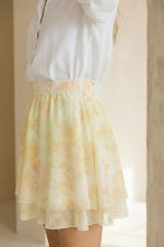 Floral Print Skirt in Yellow Κωδ.: 3326 Η Floral Print Φούστα σε κίτρινη απόχρωση είναι η ιδανική επιλογή για ρομαντικές και φωτεινές εμφανίσεις. Το crepe sheer ύφασμα χαρίζει αέρινη κίνηση και κομψή ροή στο περπάτημα, ενώ η εσωτερική επένδυση από viscose εξασφαλίζει άνεση και πλήρη κάλυψη χωρίς διαφάνεια. Η ελαστική μέση προσαρμόζεται εύκολα στη σιλουέτα, προσφέροντας σταθερή αλλά άνετη εφαρμογή έως Large Plus. Το floral print σε απαλούς κίτρινους τόνους αναδεικνύει τη θηλυκότητα και δίνει φρέσκια νότα σε κάθε σύνολο. Ιδανική για καθημερινά looks, office outfits αλλά και πιο ρομαντικές εμφανίσεις. Styling Tip Συνδύασέ τη με λευκό πουκάμισο ή basic top για καθαρό, φωτεινό look. Με ankle boots δημιουργείς πιο fashion-forward σύνολο, ενώ με flat σανδάλια αποκτά πιο καλοκαιρινό και relaxed χαρακτήρα.