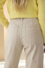 Βαμβακερό Παντελόνι Carrot Fit Το βαμβακερό παντελόνι carrot fit 7/8 είναι η ιδανική επιλογή για σύγχρονες, άνετες αλλά και κομψές καθημερινές εμφανίσεις. Η carrot γραμμή στενεύει ελαφρώς προς τον αστράγαλο, δημιουργώντας κολακευτική σιλουέτα, ενώ το 7/8 μήκος προσθέτει μοντέρνο χαρακτήρα στο look. Η μαλακή cotton σύνθεση με ελαστικότητα εξασφαλίζει άνεση και ευελιξία στην κίνηση, ιδανική για all-day χρήση. Διαθέτει πρακτικές τσέπες και εφαρμόζει όμορφα στη μέση, προσφέροντας σταθερότητα και άνετη εφαρμογή. Κατάλληλο για casual, office και city outfits, συνδυάζεται εύκολα με πουκάμισα, t-shirts ή πλεκτά. Styling Tip Συνδύασέ το με cropped cardigan ή basic t-shirt για minimal καθημερινό look. Με πουκάμισο και ankle boots δημιουργεί smart casual σύνολο, ενώ με sneakers αποκτά πιο relaxed χαρακτήρα.